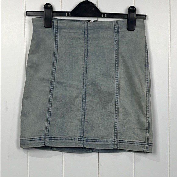 Free People Womens Jean Skirt 4 Light Wash Zip Back Stretch Waist Trendy Fun GUC - Picture 1 of 9